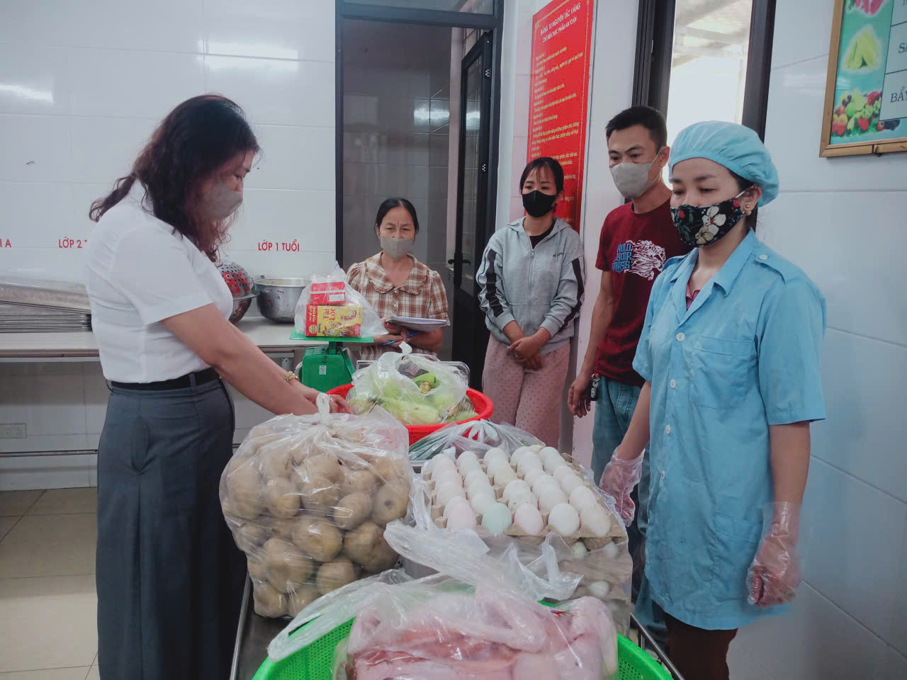 CÔNG TÁC KIỂM ĐỊNH THỰC PHẨM ĐẦU VÀO TẠI TRƯỜNG MẦM NON KIM ĐÔNG: MINH BẠCH – AN TOÀN – TẬN TÂM